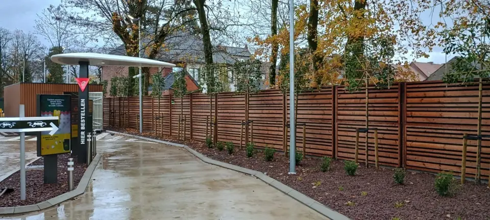 Clôture acoustique avec parement bois dans un jardin