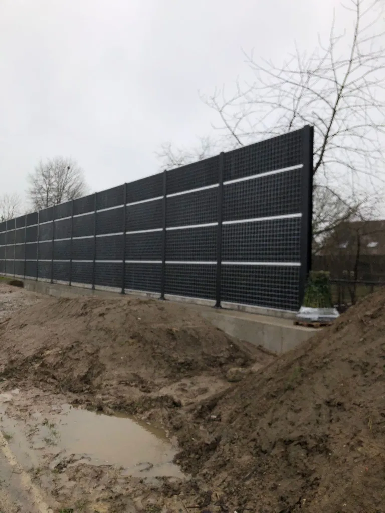 Mur anti-bruit posé sur une fondation continue