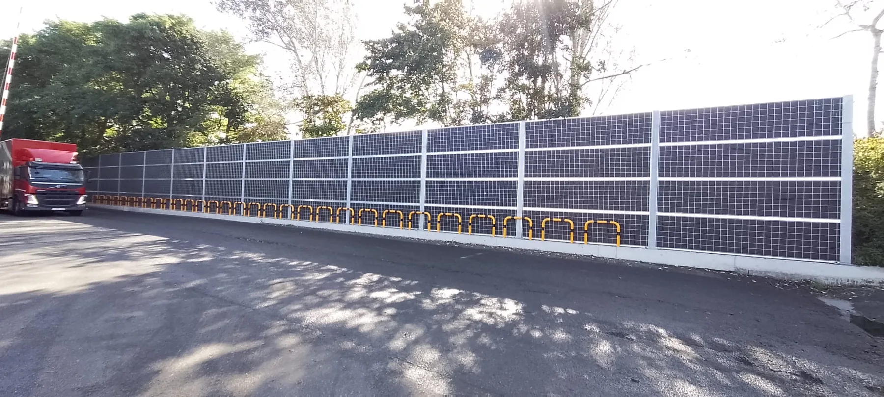 Long écran acoustique protégeant les abords d’une infrastructure