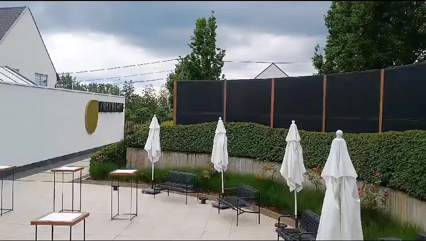 Écran acoustique protégeant une terrasse extérieure