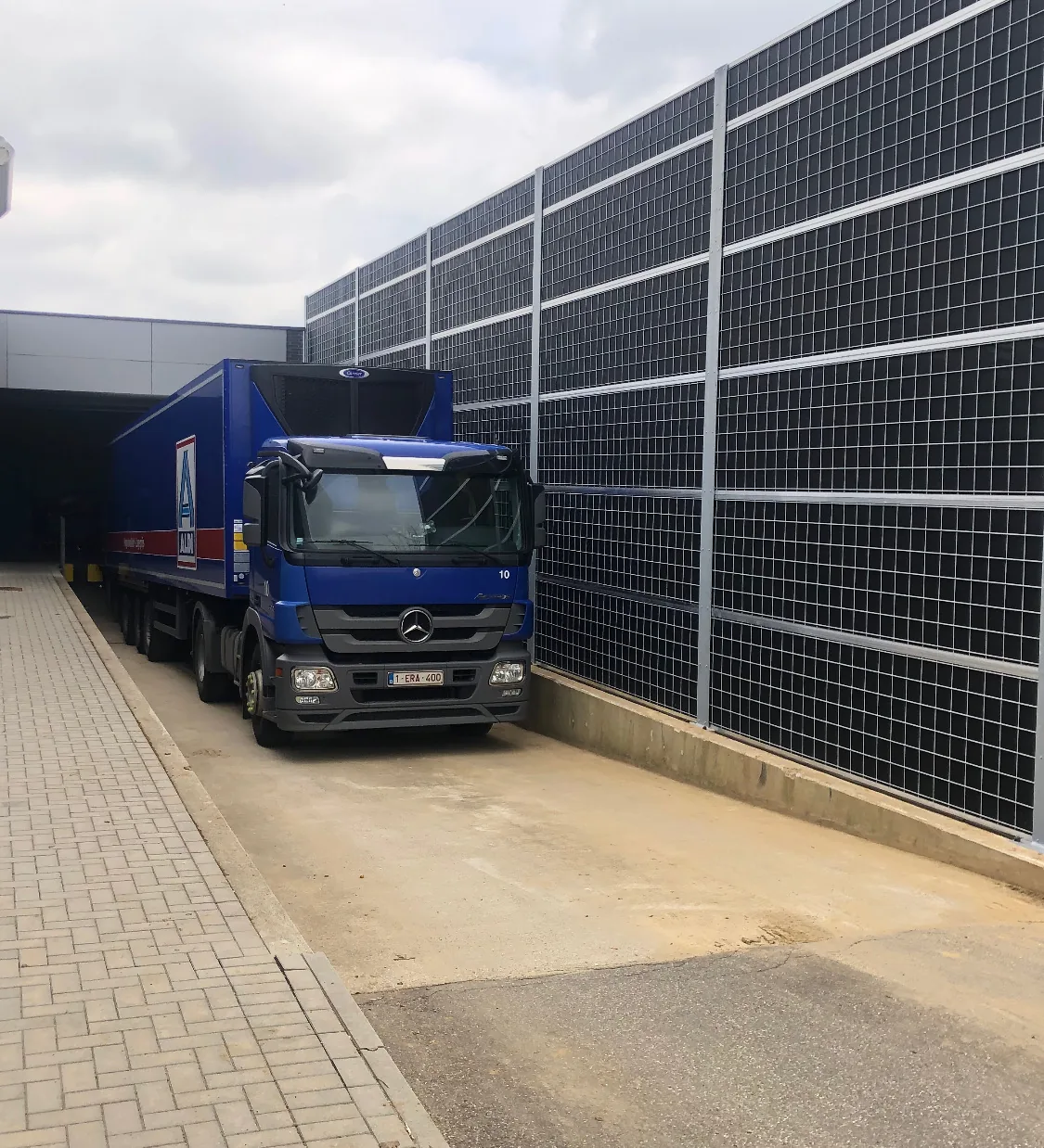 Écran acoustique de grande hauteur installé en environnement logistique