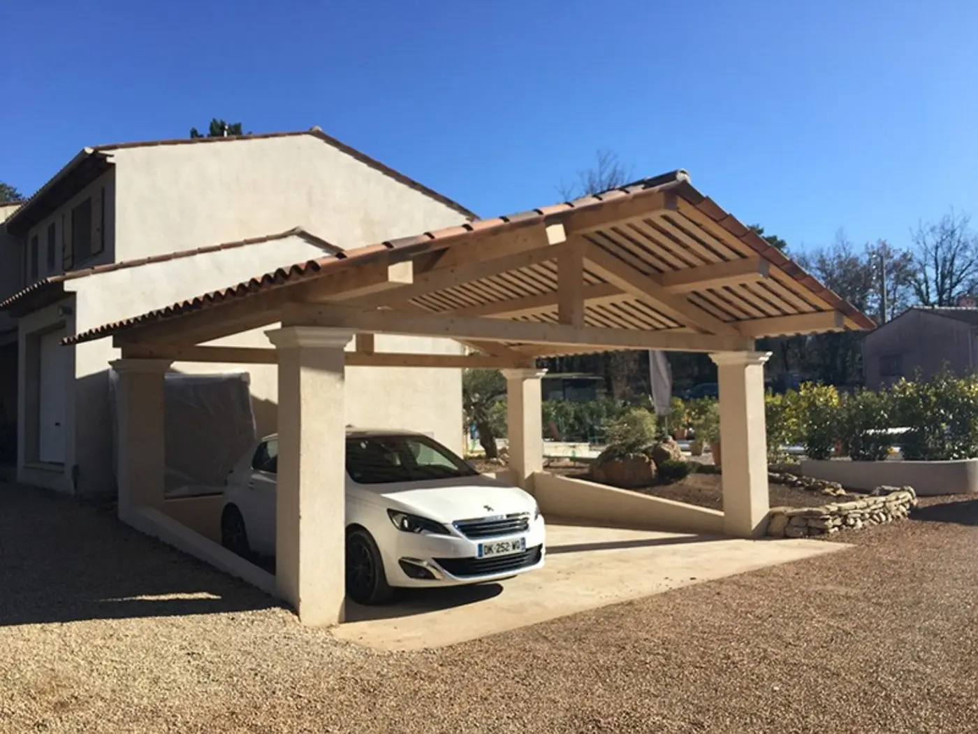 Exemple de carport traditionnel avec charpente bois, couverture en tuiles et piliers maçonnés