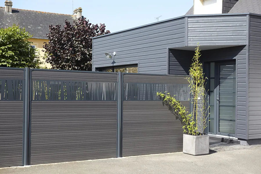 Clôture aluminium sur mesure installée devant une maison en Dordogne