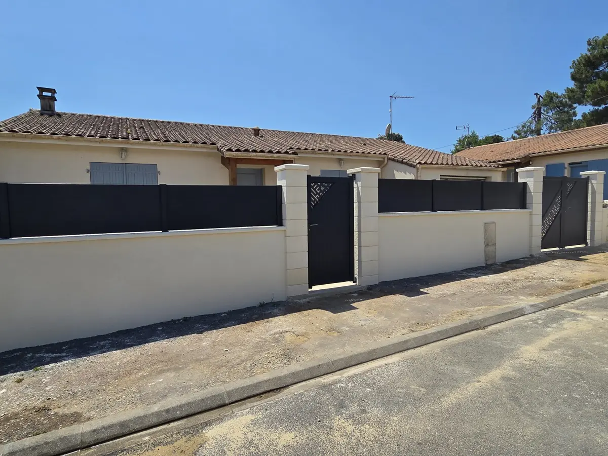 Ensemble terminé avec muret, clôture aluminium et portillons