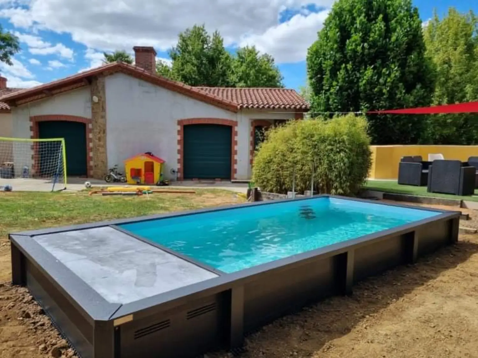 Piscine urbaine hors-sol installée dans un jardin familial
