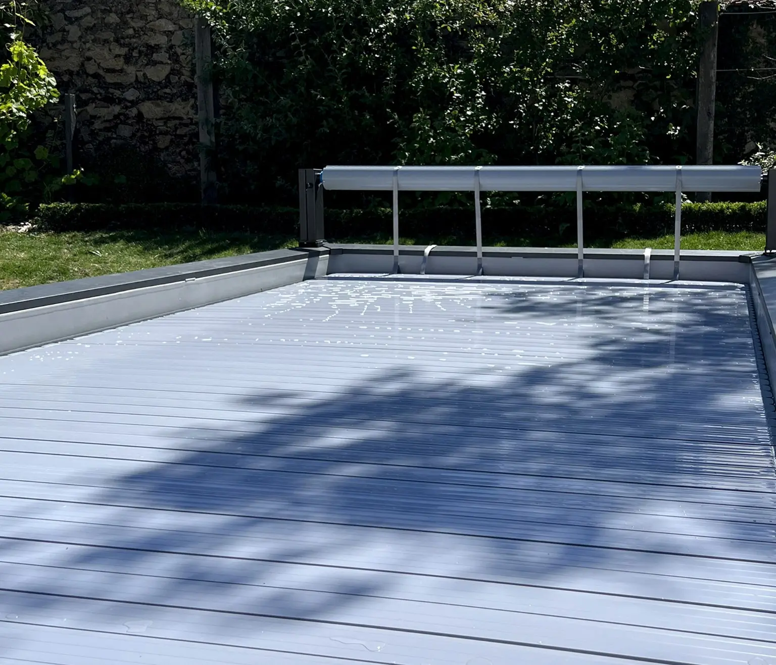 Couverture installée sur une piscine urbaine compacte