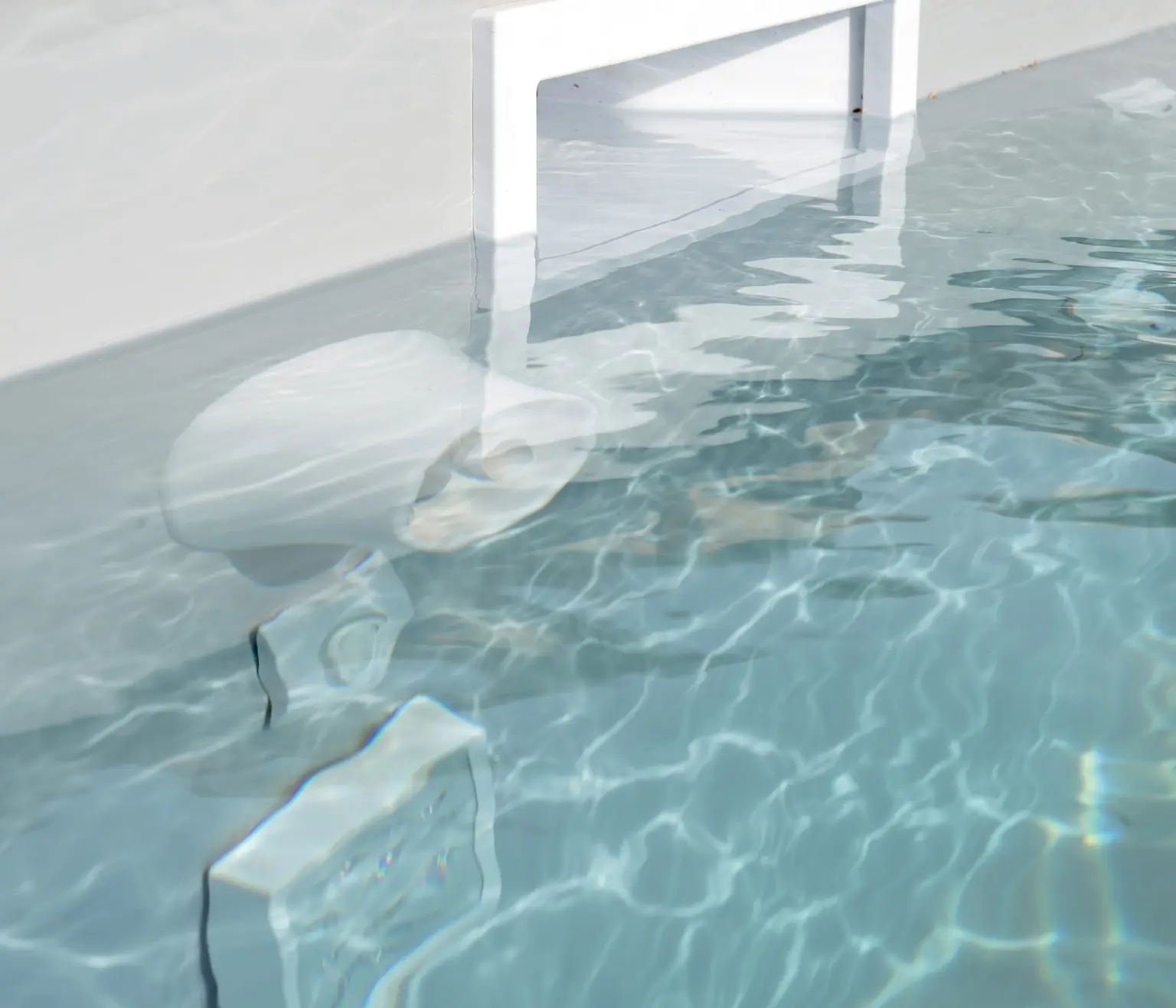 Détail des marches et de l’équipement intérieur d’une piscine urbaine