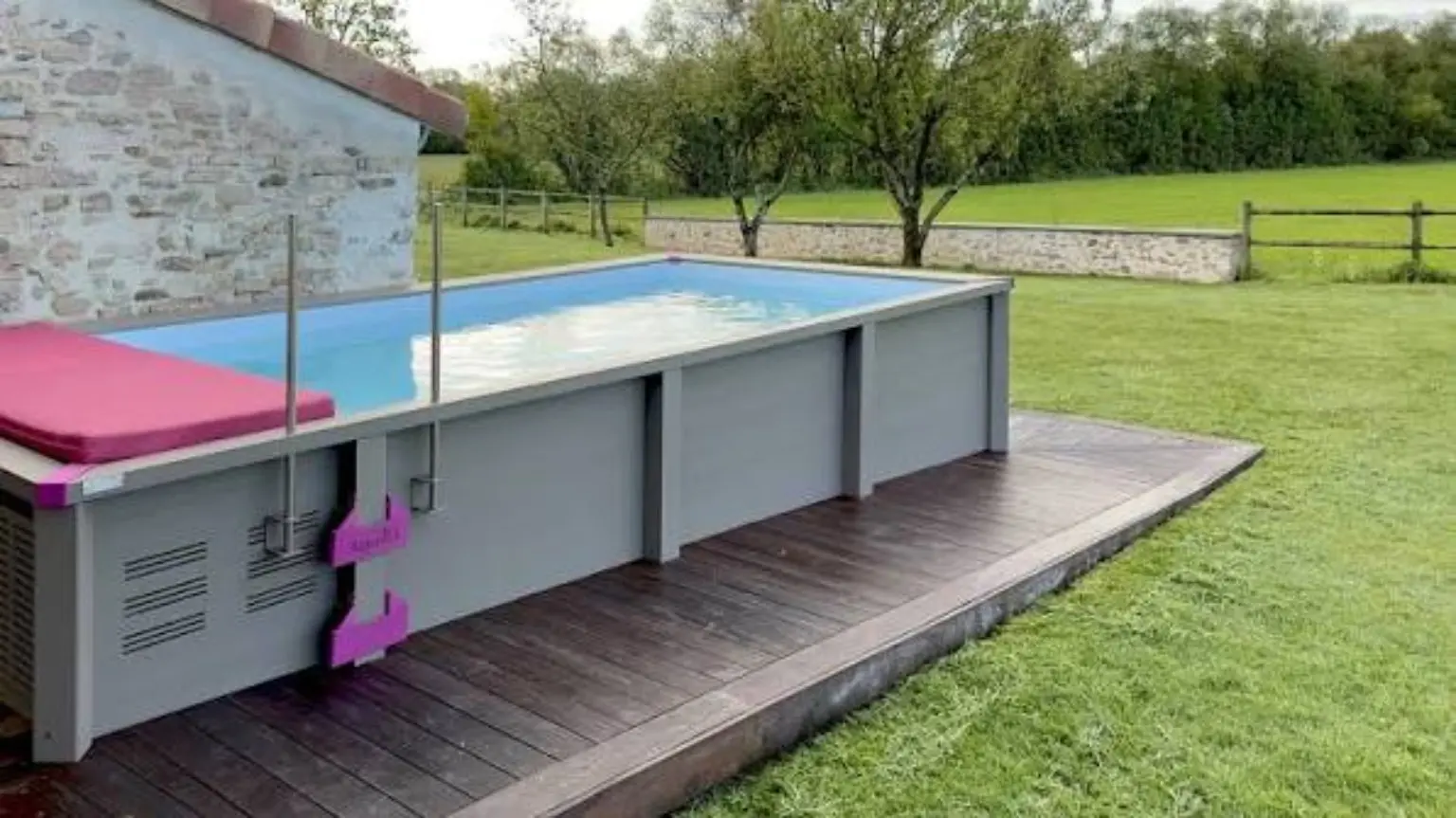 Piscine urbaine hors-sol intégrée à une terrasse dans un jardin