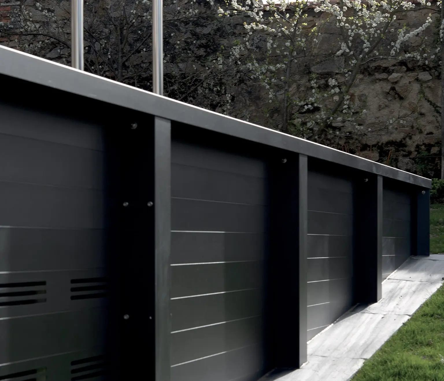 Détail extérieur de la structure aluminium d’une piscine urbaine