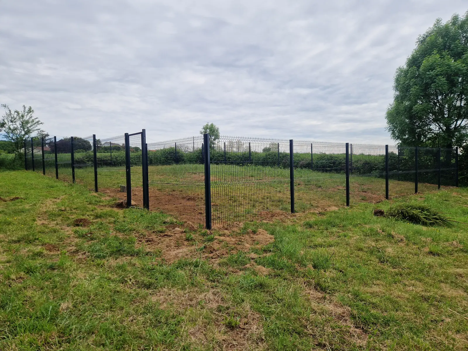Enclos pour chiens en panneaux rigides à Thiviers