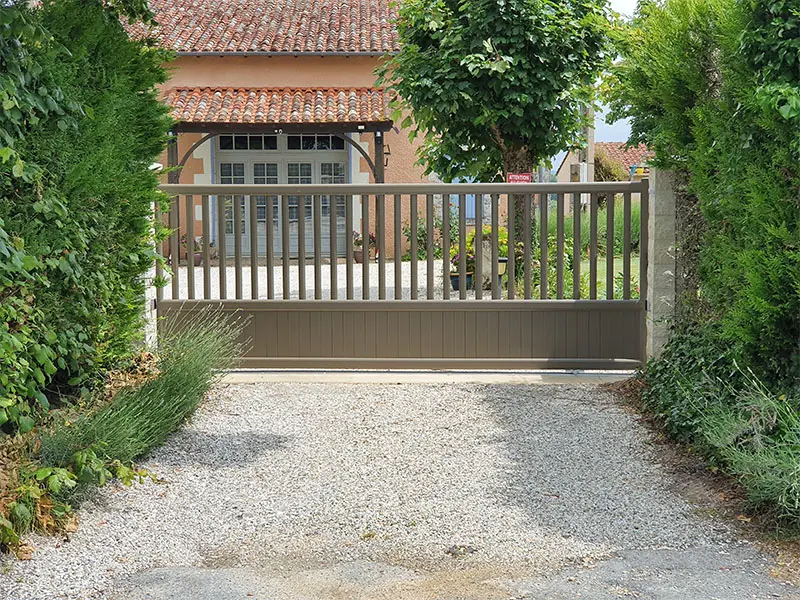 Portail coulissant installé devant une propriété
