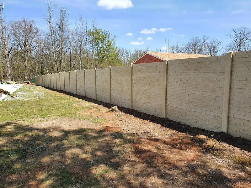 Clôture béton pleine installée en limite de propriété