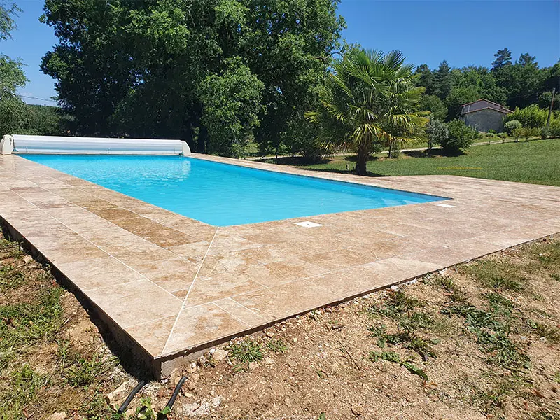 Terrasse claire aménagée autour d’une piscine