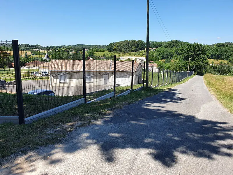 Longue clôture rigide posée sur un terrain résidentiel