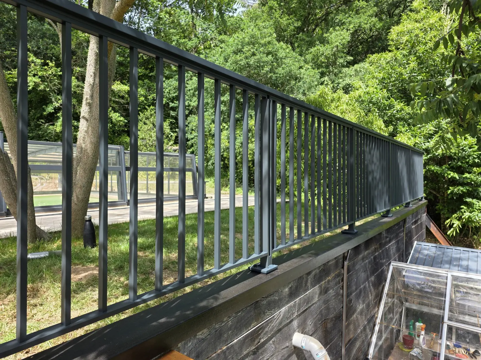 Garde-corps anthracite installé sur le bord d’un ouvrage retenant une différence de niveau
