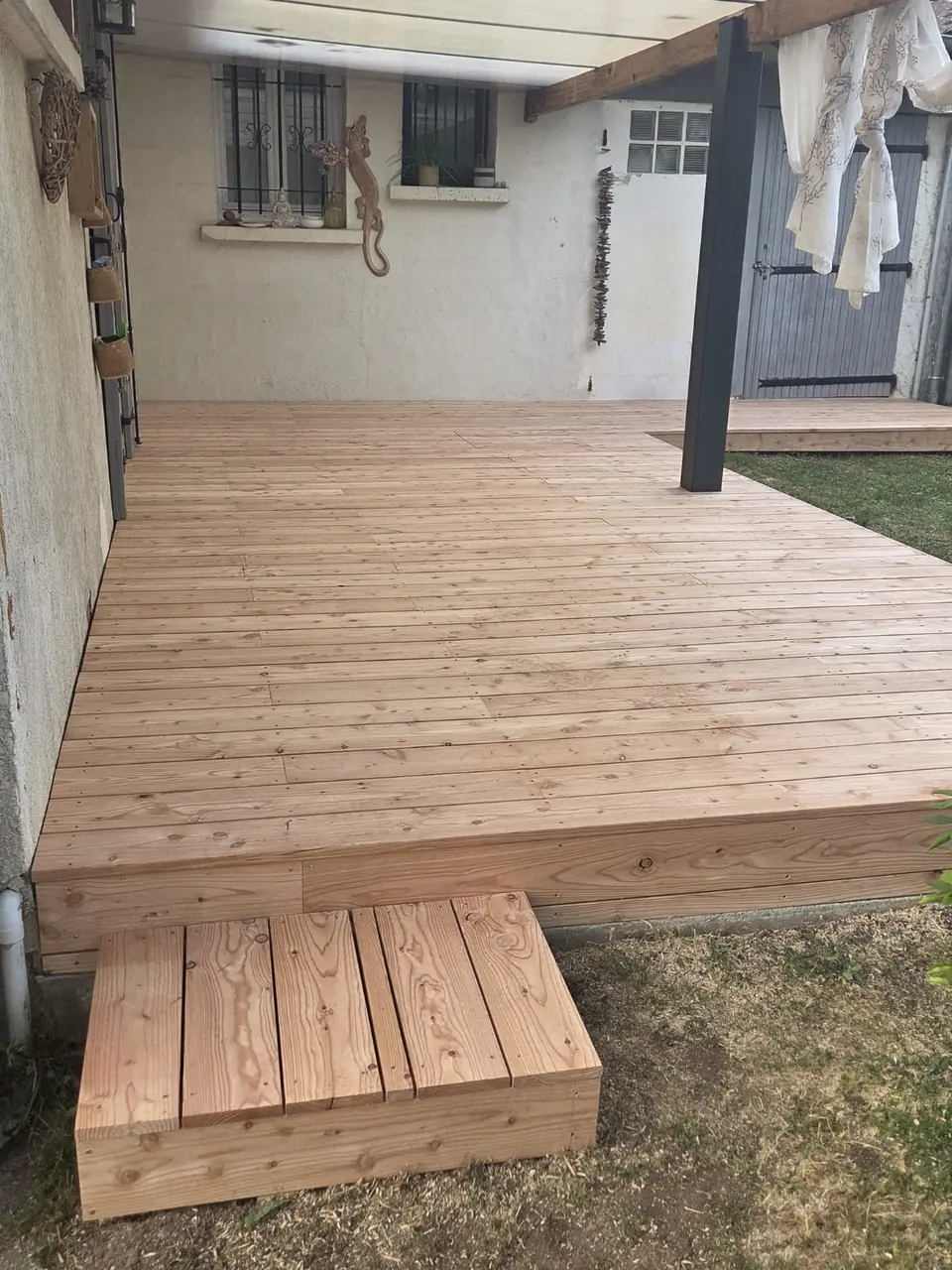 Terrasse bois avec habillage de rive et marche d’accès intégrée