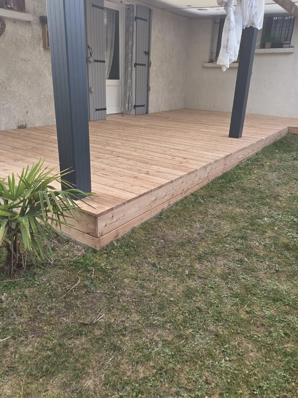 Terrasse bois sur mesure réalisée contre une maison en Dordogne