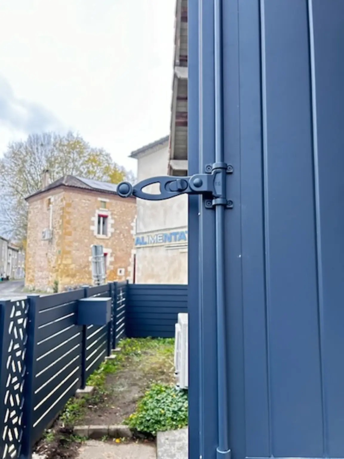 Détail de l’espagnolette et de la quincaillerie d’un volet battant aluminium