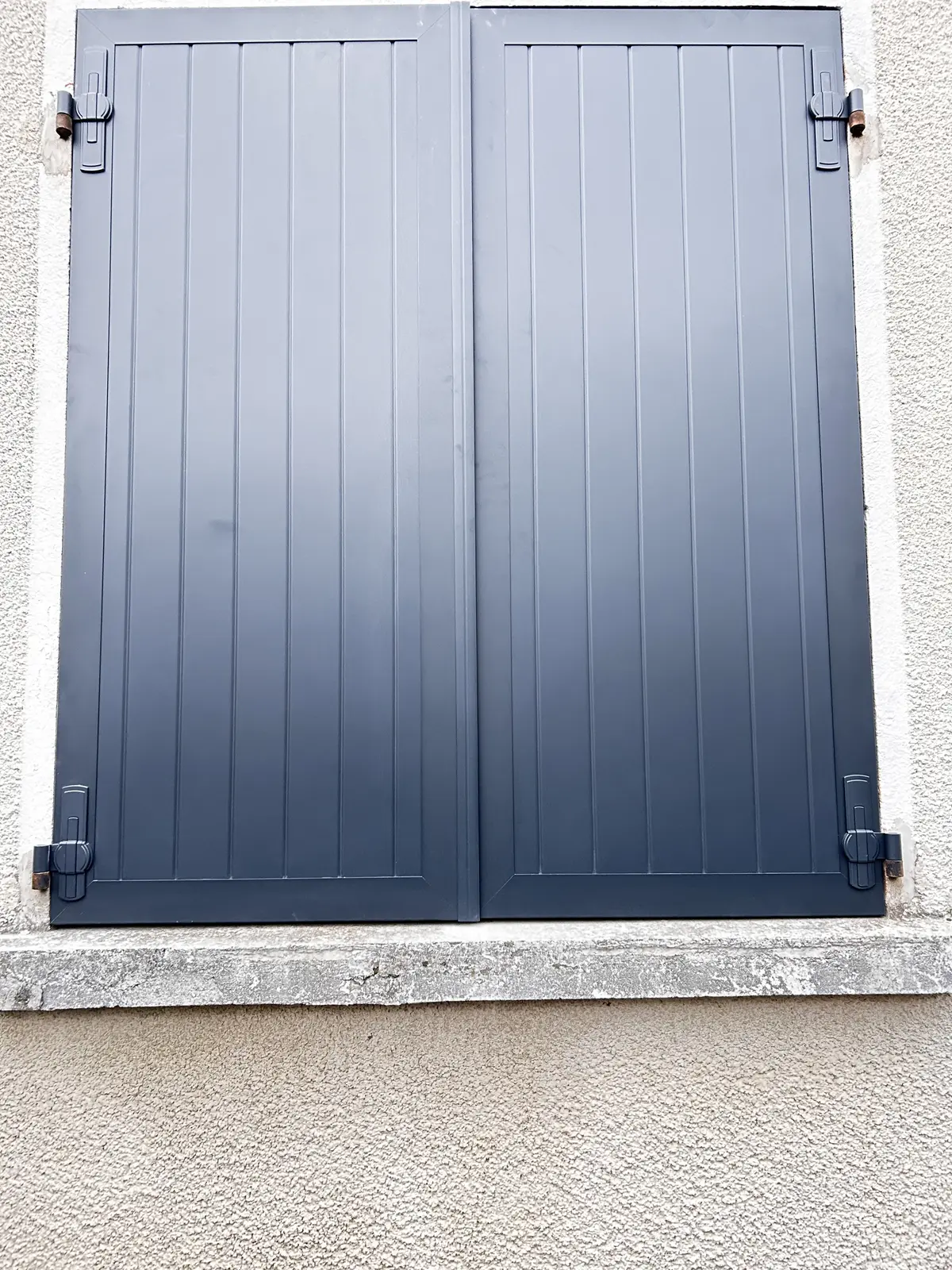 Volets battants aluminium posés sur une façade à Corgnac-sur-l’Isle